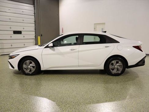 Used 2024 Hyundai Elantra SE FWD image 5