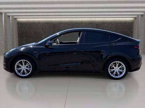 Used 2022 Tesla Model Y Long Range AWD/4WD image 2