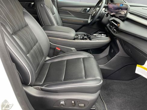 Certified 2025 Buick Enclave Avenir image 16