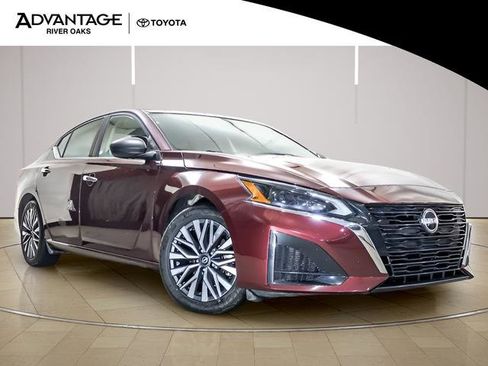 Used 2024 Nissan Altima 2.5 SV image 2