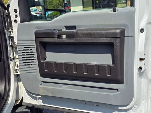 Used 2016 Ford F550 2WD Regular Cab Super Duty image 38