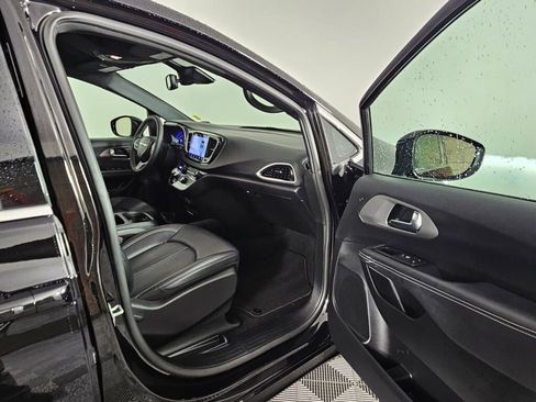 Used 2025 Chrysler Pacifica Select image 36