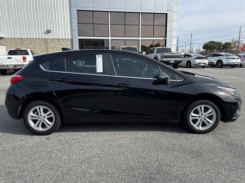 Used 2018 Chevrolet Cruze LT w/ Convenience Package image 2