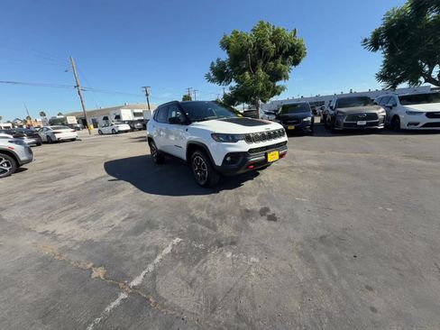 Used 2025 Jeep Compass Trailhawk AWD/4WD image 3