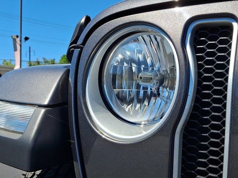 Used 2022 Jeep Wrangler Unlimited Sahara w/ Cold Weather Group AWD/4WD image 9