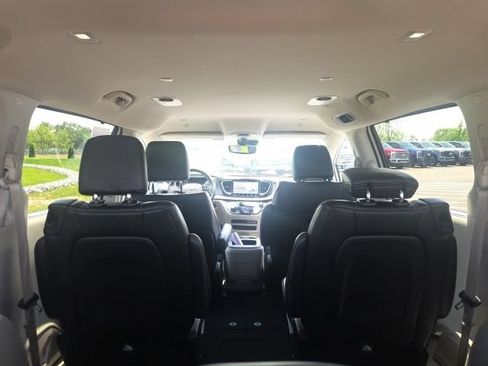 Used 2023 Chrysler Pacifica Touring-L FWD image 13