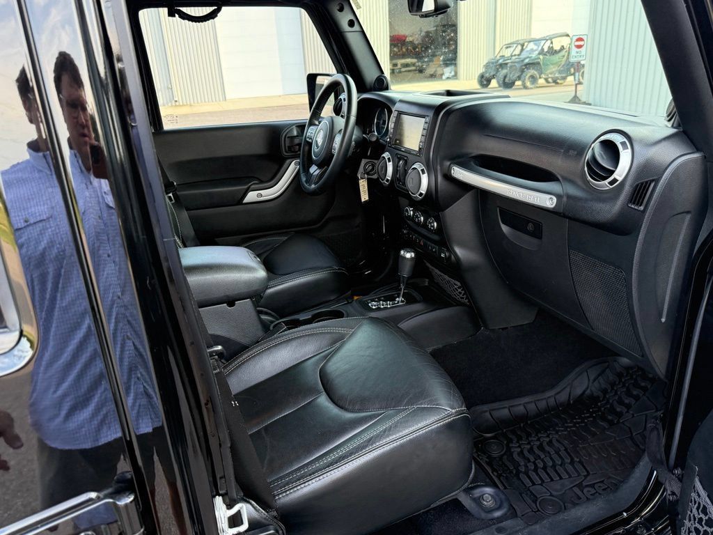 Used 2014 Jeep Wrangler Unlimited Sahara w/ Max Tow Package AWD/4WD image 30