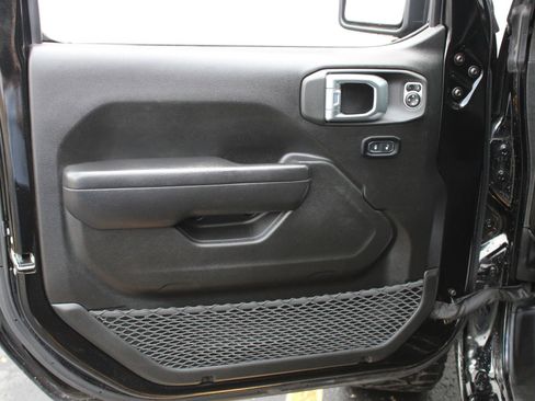 Used 2023 Jeep Gladiator Sport image 11