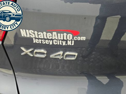 Used 2022 Volvo XC40 T5 Momentum w/ Premium Package AWD/4WD image 32