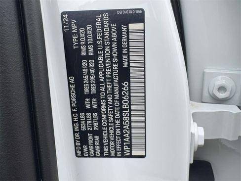 Used 2025 Porsche Macan image 28