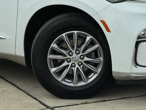 Used 2024 Buick Enclave Premium image 3