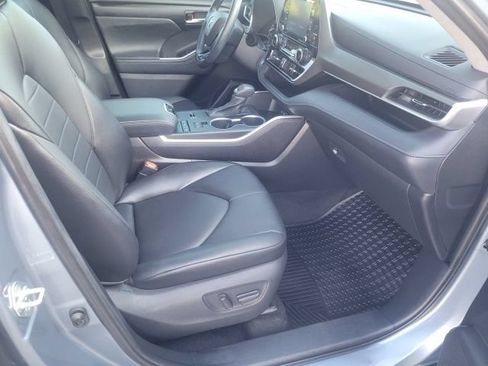 Used 2021 Toyota Highlander XLE FWD image 11