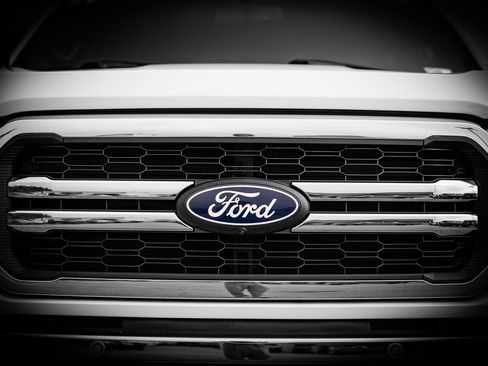 Used 2024 Ford F150 Lariat w/ FX4 Off-Road Package image 11
