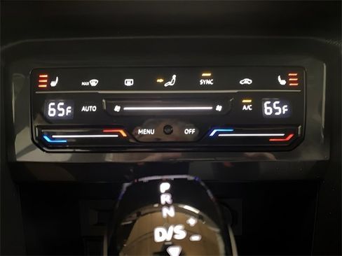 Used 2022 Volkswagen Tiguan SE image 43