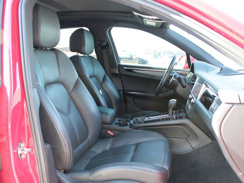 Certified 2022 Porsche Macan image 26