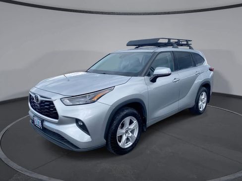 Used 2022 Toyota Highlander LE AWD/4WD image 1