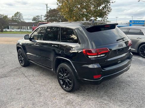 Used 2017 Jeep Grand Cherokee Altitude AWD/4WD image 7