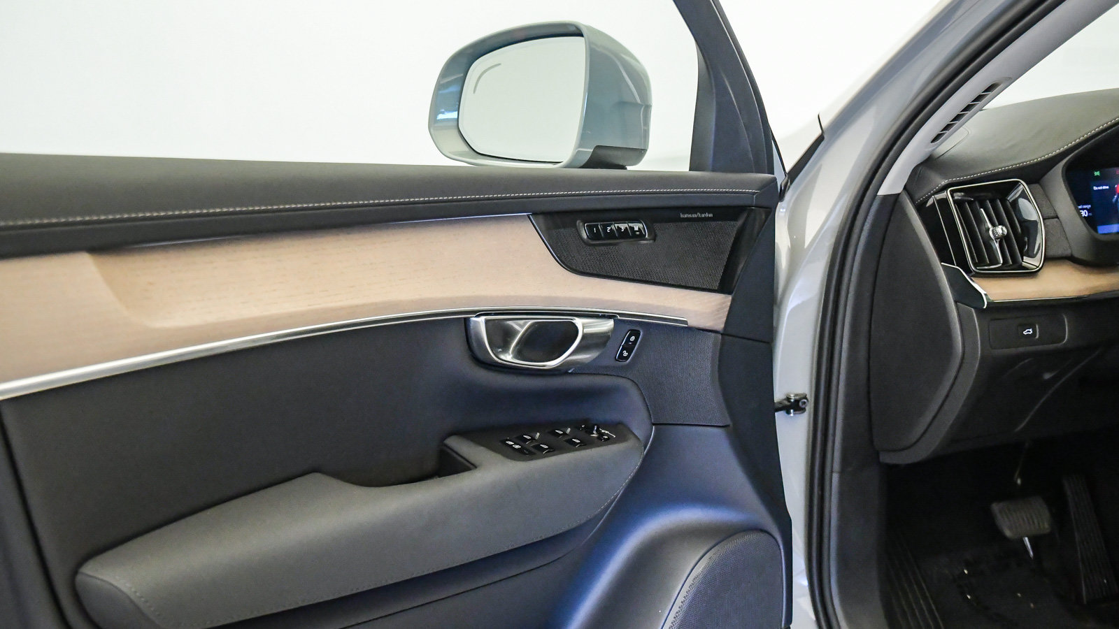 Certified 2026 Volvo XC90 B6 Plus AWD/4WD image 27