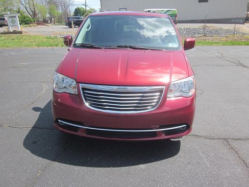 Used 2015 Chrysler Town & Country Touring image 3