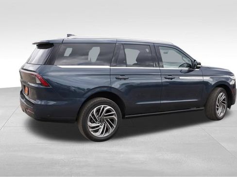 Used 2025 Lincoln Navigator Reserve AWD/4WD image 4