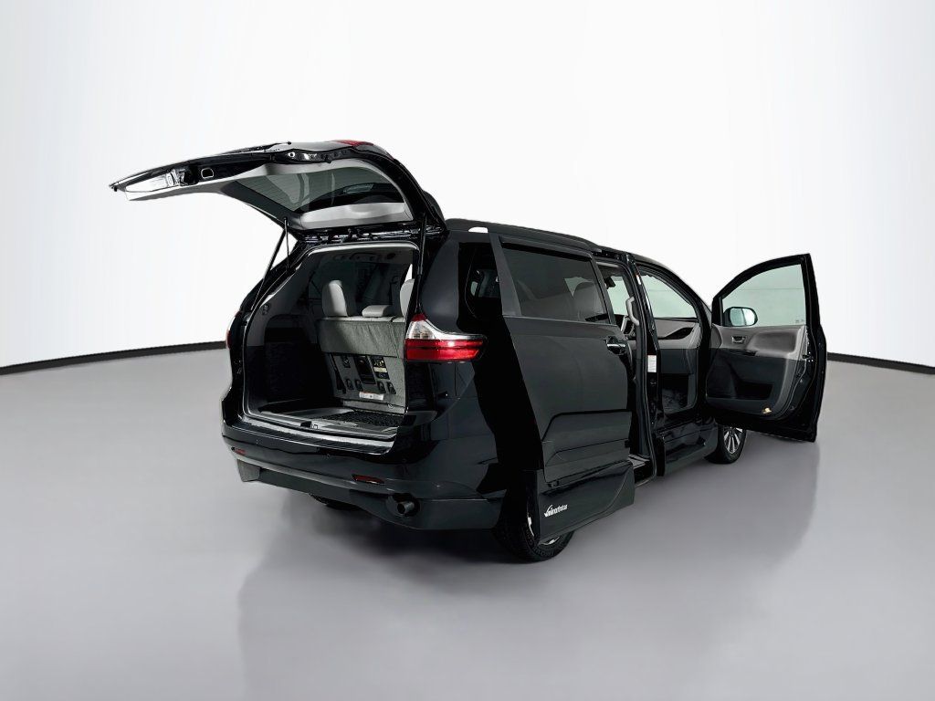 Used 2018 Toyota Sienna Limited FWD image 25
