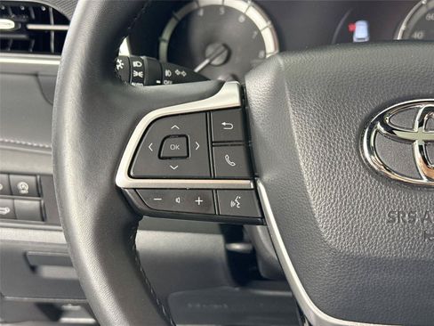 Used 2023 Toyota Highlander XSE FWD image 17