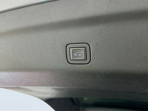 Used 2025 Chevrolet Suburban LT image 32