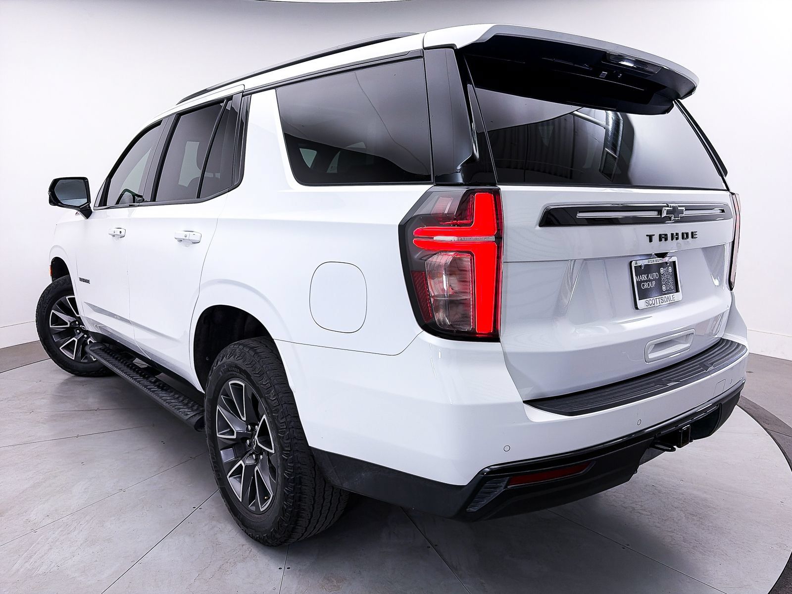 Used 2023 Chevrolet Tahoe Z71 w/ Luxury Package AWD/4WD image 2
