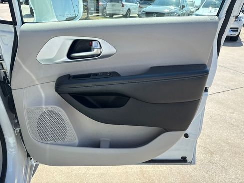 Used 2018 Chrysler Pacifica Touring-L FWD image 9