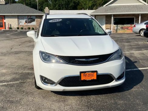 Used 2019 Chrysler Pacifica Touring-L FWD image 3