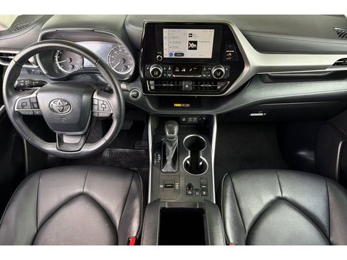 Certified 2025 Toyota Highlander XLE FWD image 15
