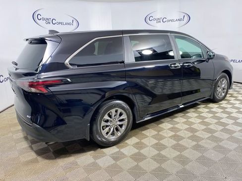 Used 2025 Toyota Sienna XLE image 8