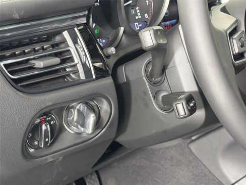Certified 2026 Porsche Macan AWD/4WD image 33