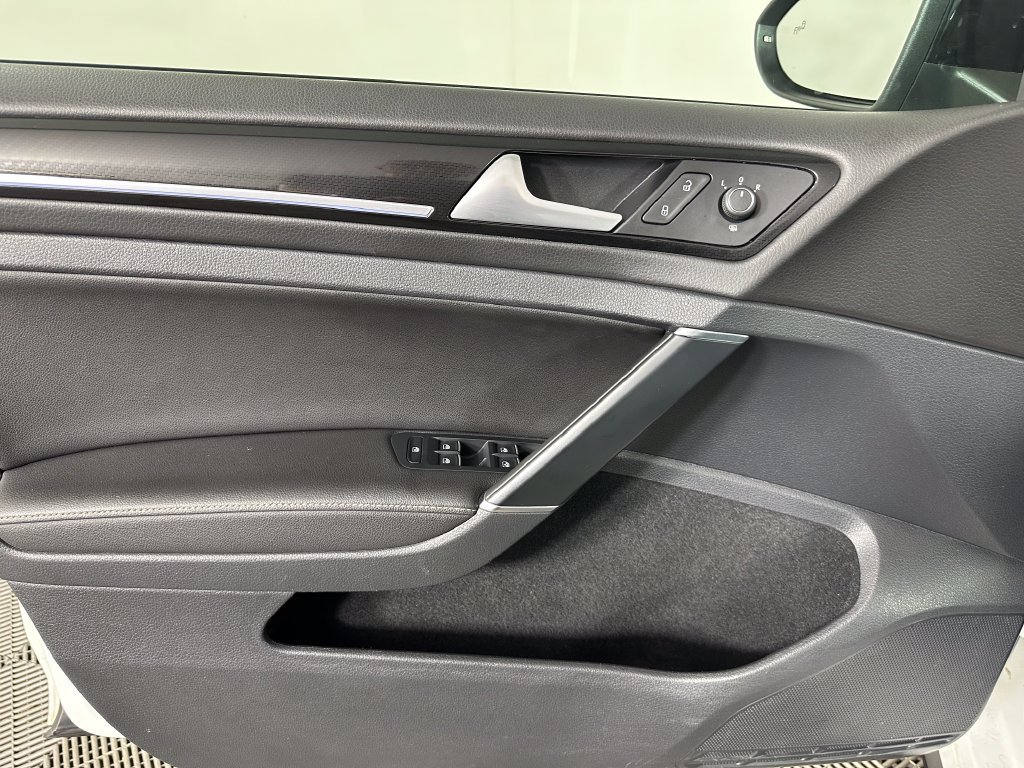 Used 2018 Volkswagen Golf R 4-Door AWD/4WD image 23