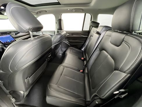 Used 2022 Jeep Grand Cherokee Limited image 24