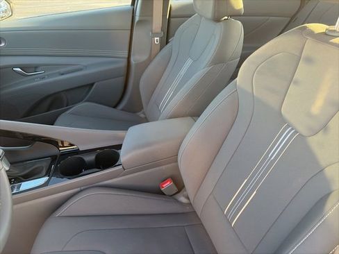 Used 2025 Hyundai Elantra SEL image 11
