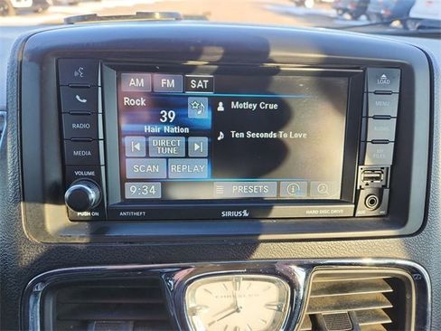 Used 2014 Chrysler Town & Country Touring image 13