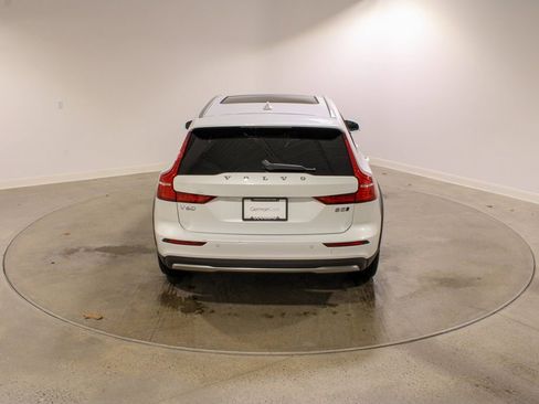 Used 2025 Volvo V60 B5 Cross Country Plus image 4