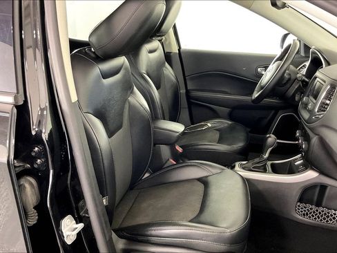 Used 2017 Jeep Compass Latitude w/ Cold Weather Group FWD image 9