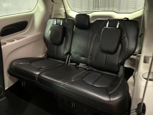 Used 2023 Chrysler Pacifica Touring-L FWD image 24