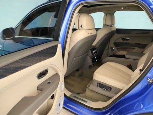 Used 2021 Bentley Bentayga Base image 27