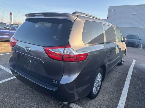 Used 2017 Toyota Sienna XLE image 5