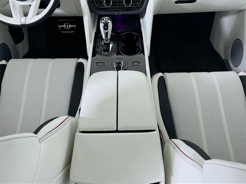 Used 2025 Bentley Bentayga image 16