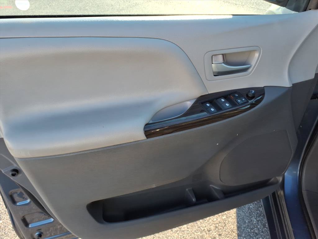 Used 2015 Toyota Sienna XLE w/ XLE Navigation Package FWD image 23