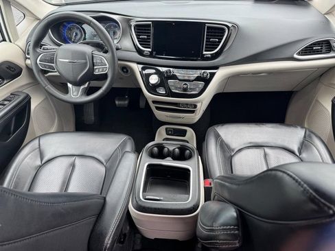 Used 2023 Chrysler Pacifica Touring-L FWD image 13