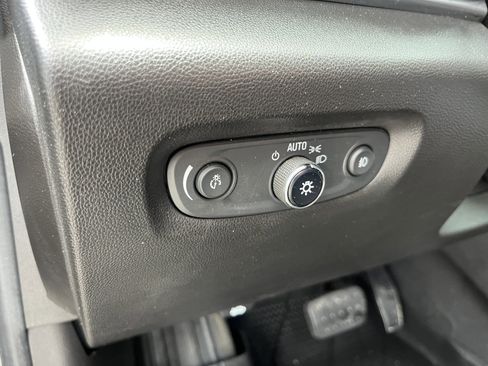Used 2020 Chevrolet Traverse LT FWD image 17