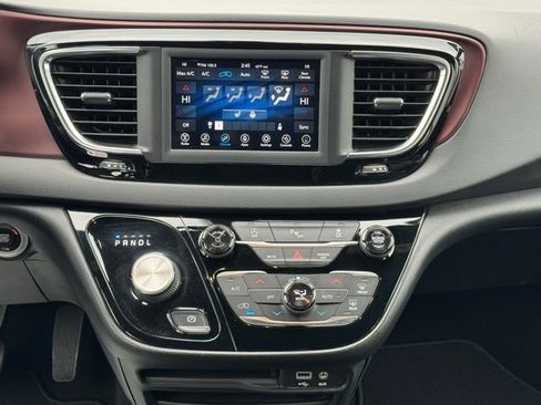 Used 2020 Chrysler Pacifica Touring-L image 16