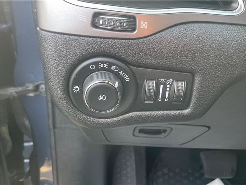 Used 2019 Jeep Cherokee Latitude Plus w/ Cold Weather Group image 17