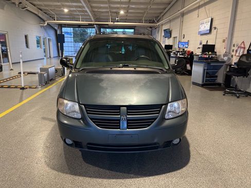 Used 2005 Dodge Grand Caravan SXT w/ Leather Interior Group image 2