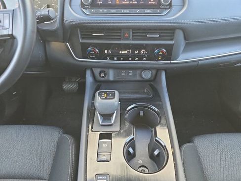 Used 2024 Nissan Rogue SV image 3